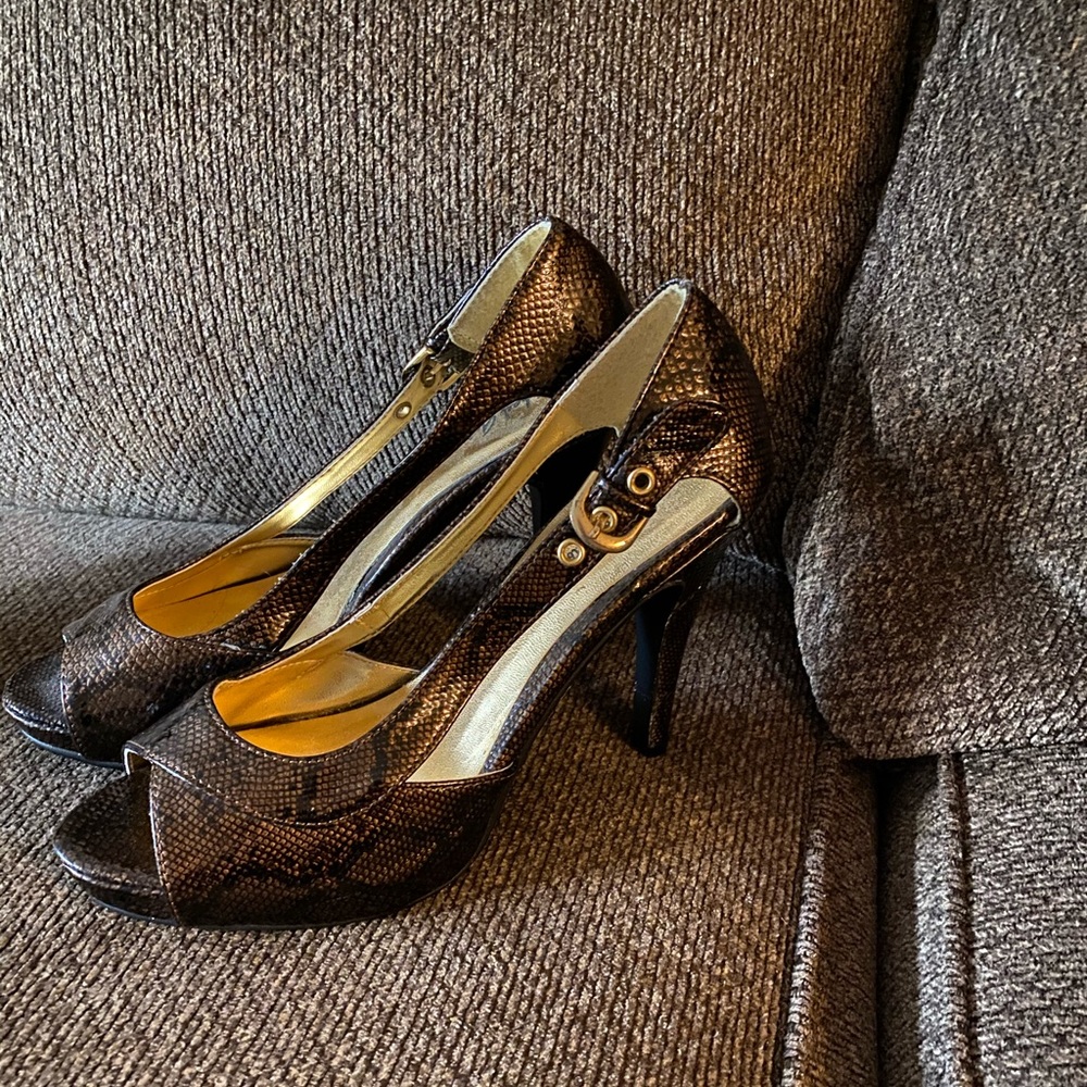 Gorgeous peep toe heels!